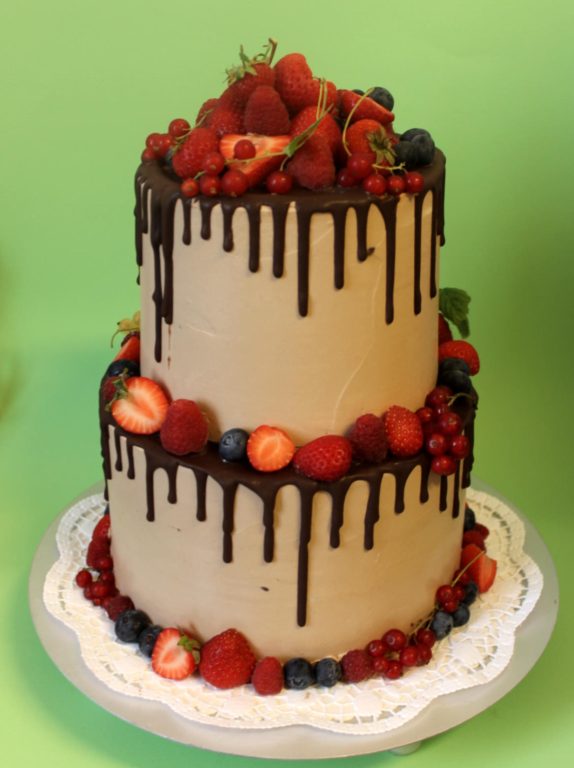 Hochzeitstorte zweistöckig mit Schokoladenbuttercreme, Drip und ...