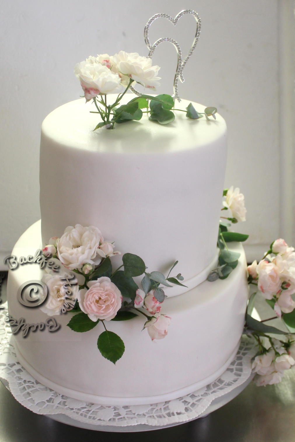 Zweistöckige Hochzeitstorte mit Fondant und echten Blumen – Backfee ...